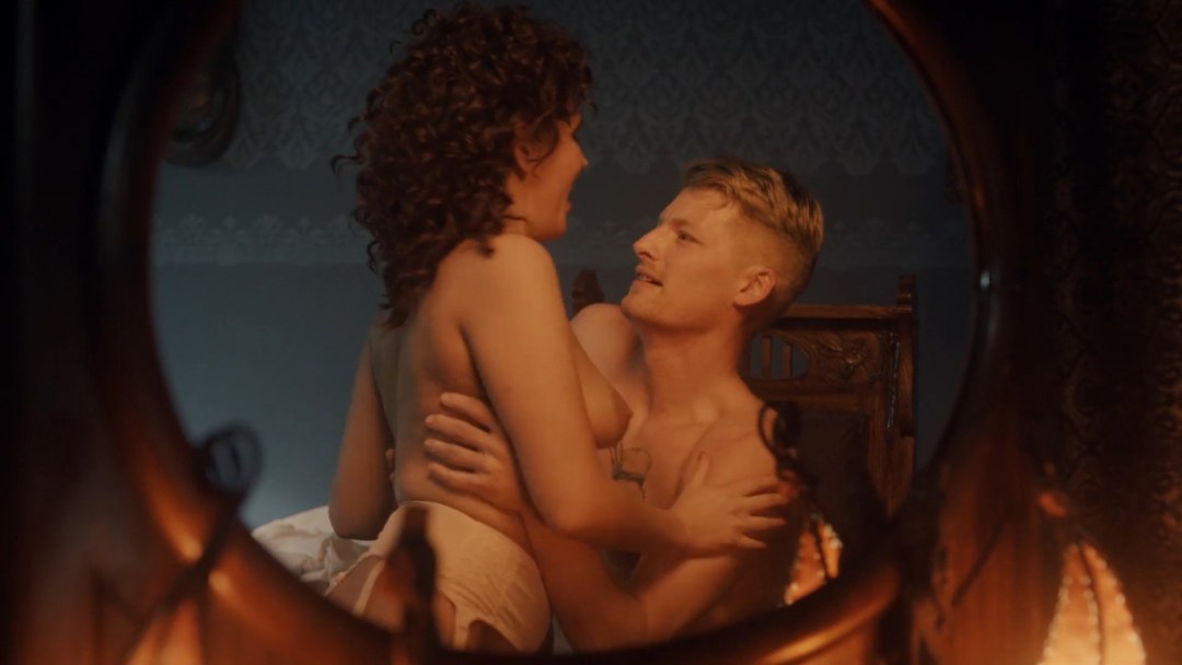 За час до рассвета эротические сцены