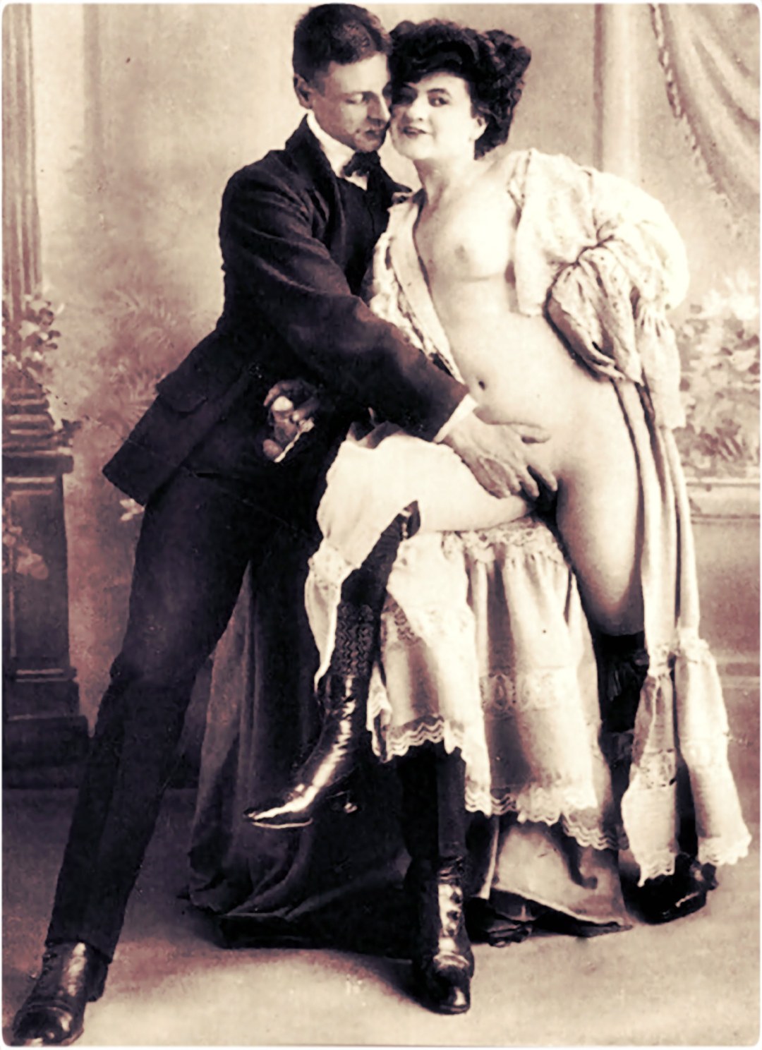 Одетые мужчины и женщины ню