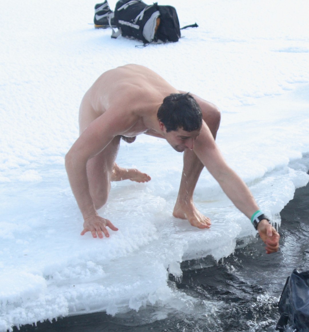 Парни в проруби