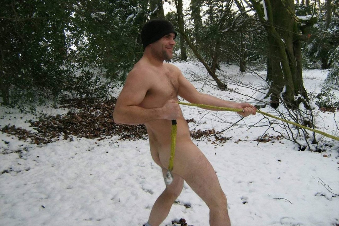 Голенькие из бани в снег