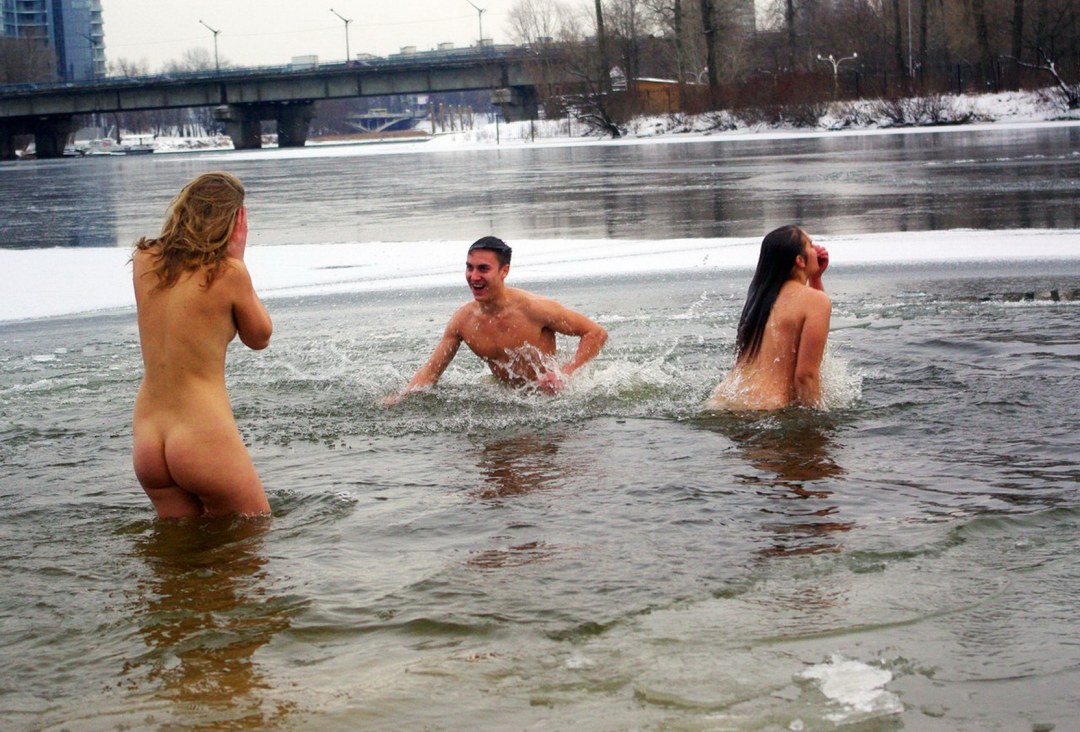 Большие сиськи в проруби