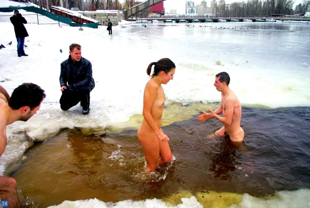 Купание в проруби голые парни