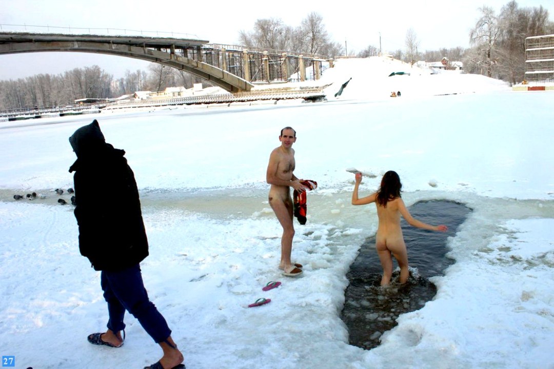 Купание в проруби Мем