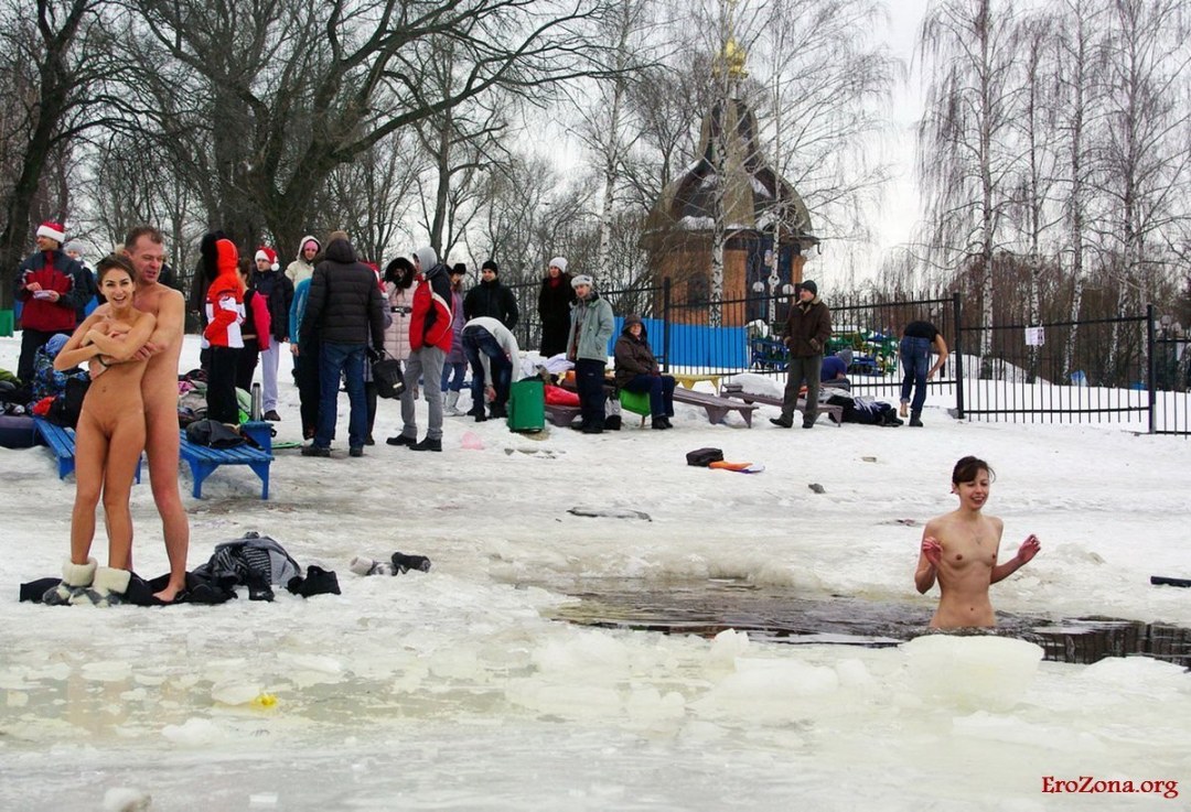Голые мужчины купаются в проруби