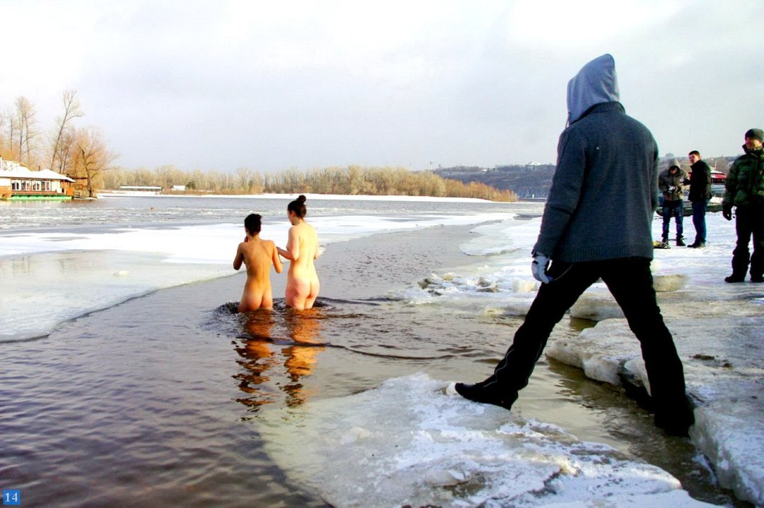 Ночные купания голышом