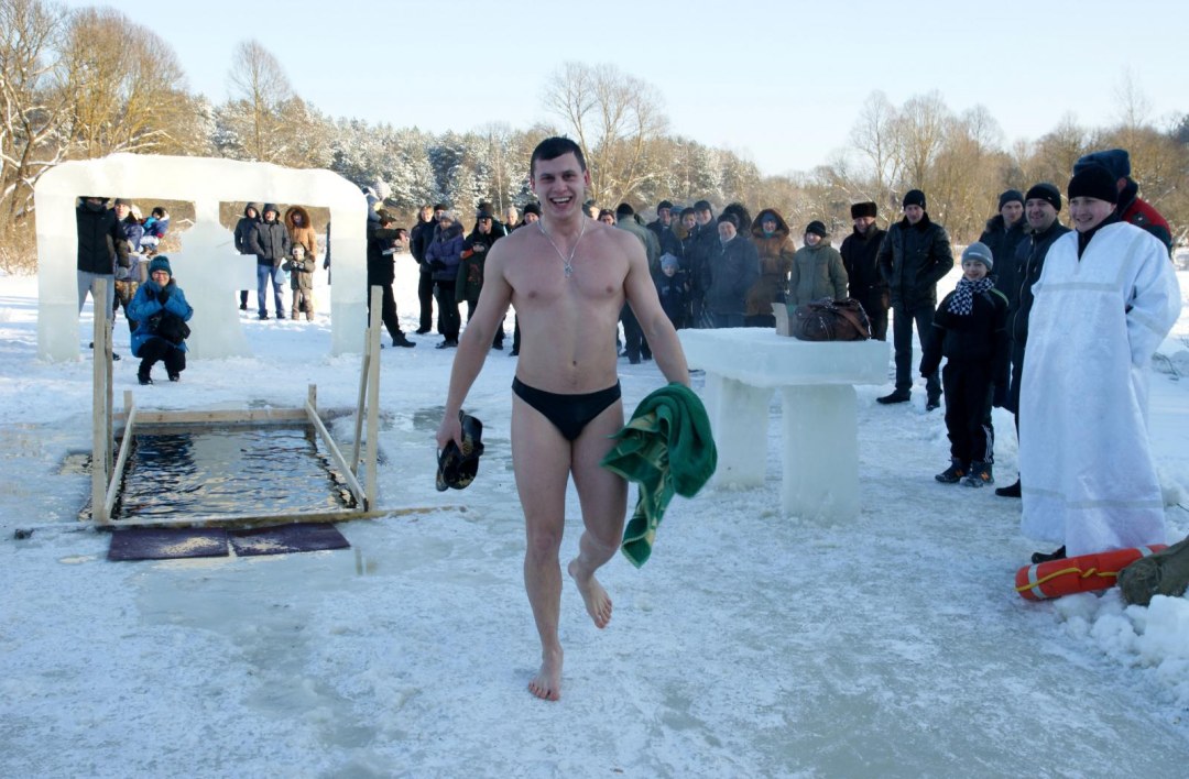 Мужчины на снегу голышом