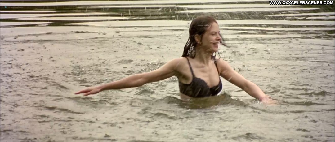 Елена Радевич босиком