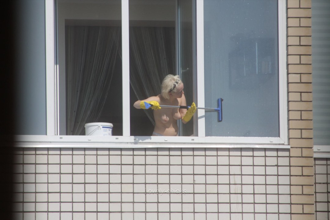 Голая женщина перед окном