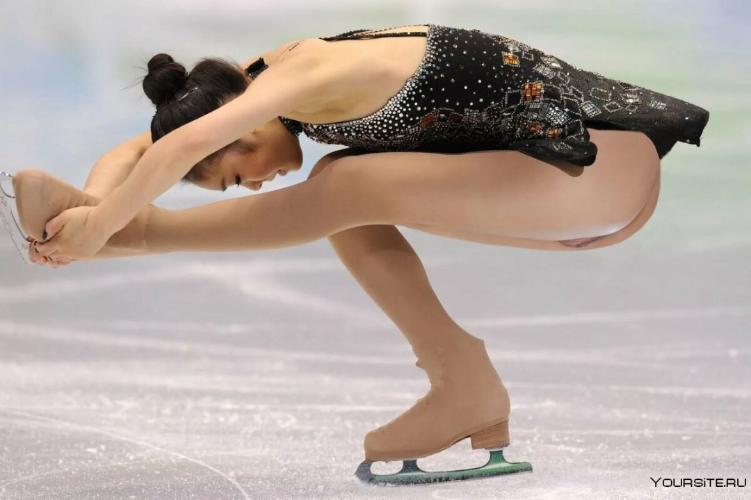 Голенькая катается на коньках