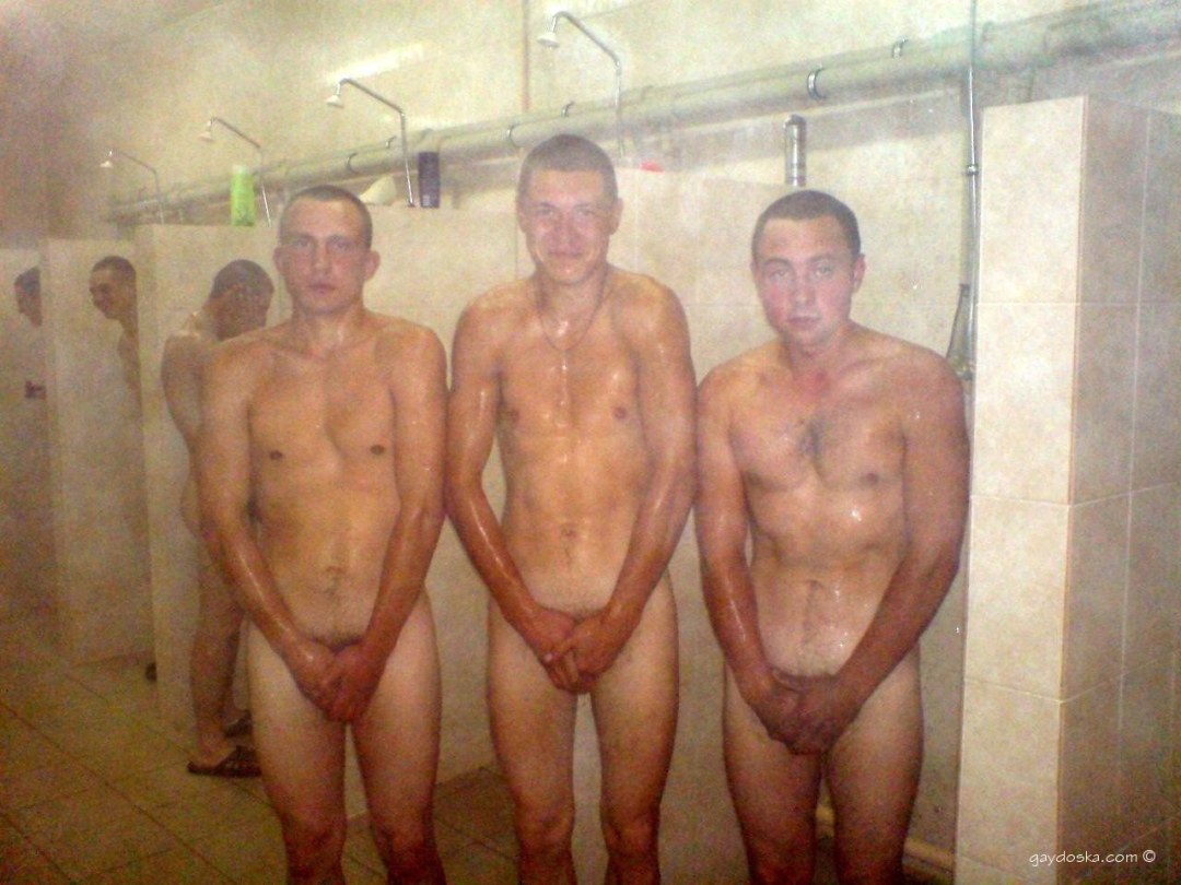 Голые парни в солдатской бане