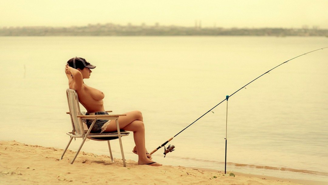 Девушки на рыбалке голышом