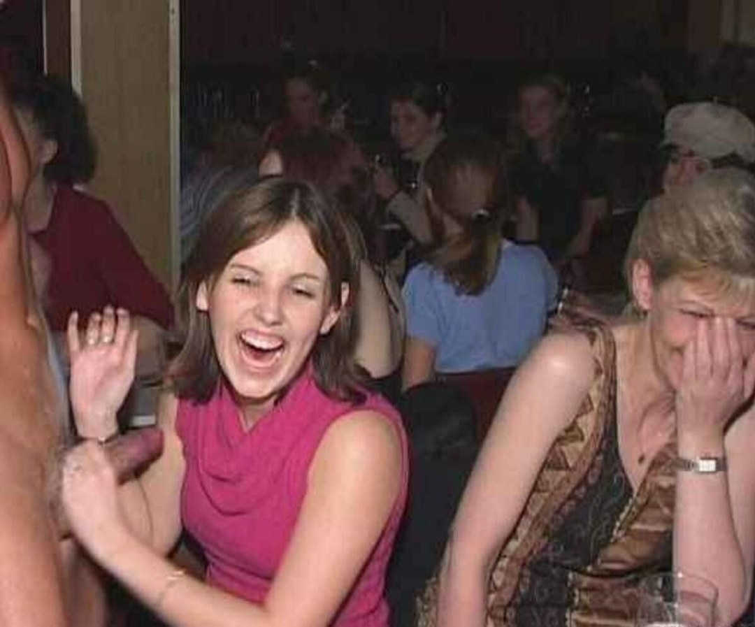 Нудистка с пенисом в руке