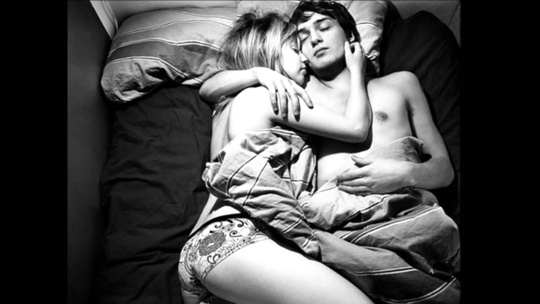 Страстные поцелуи в кровати