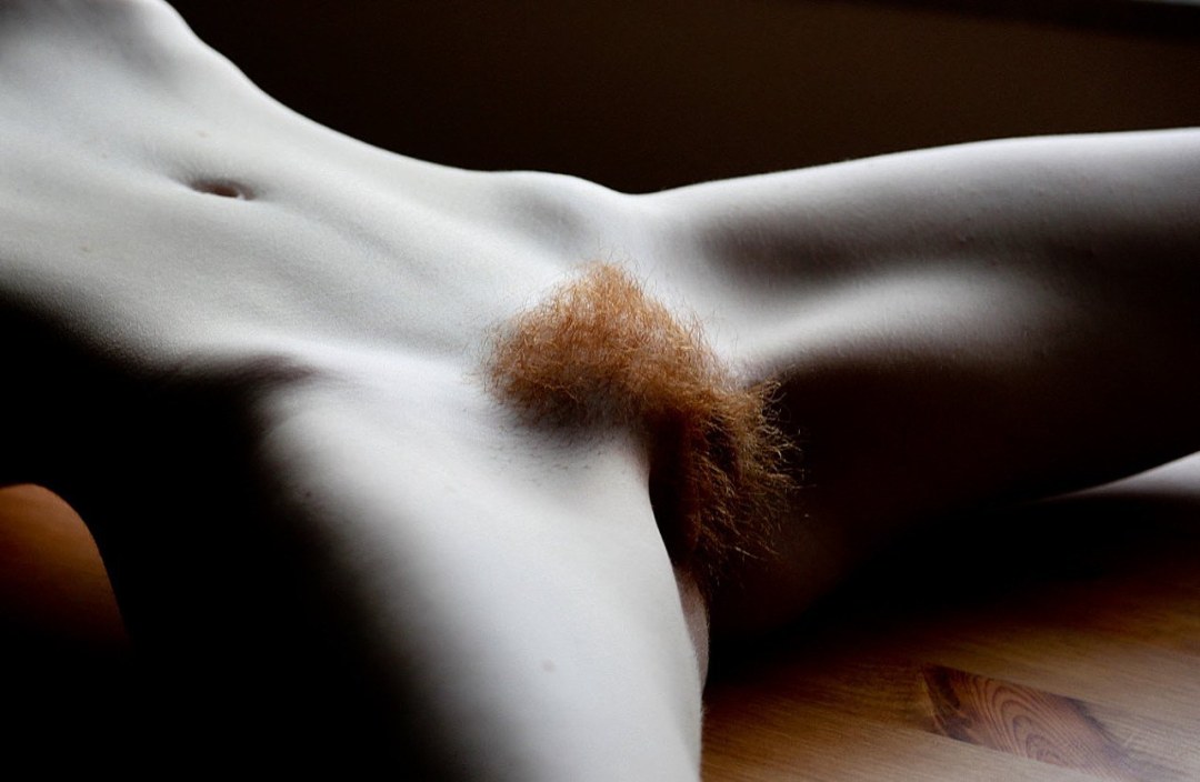 Красивый небритый женский лобок