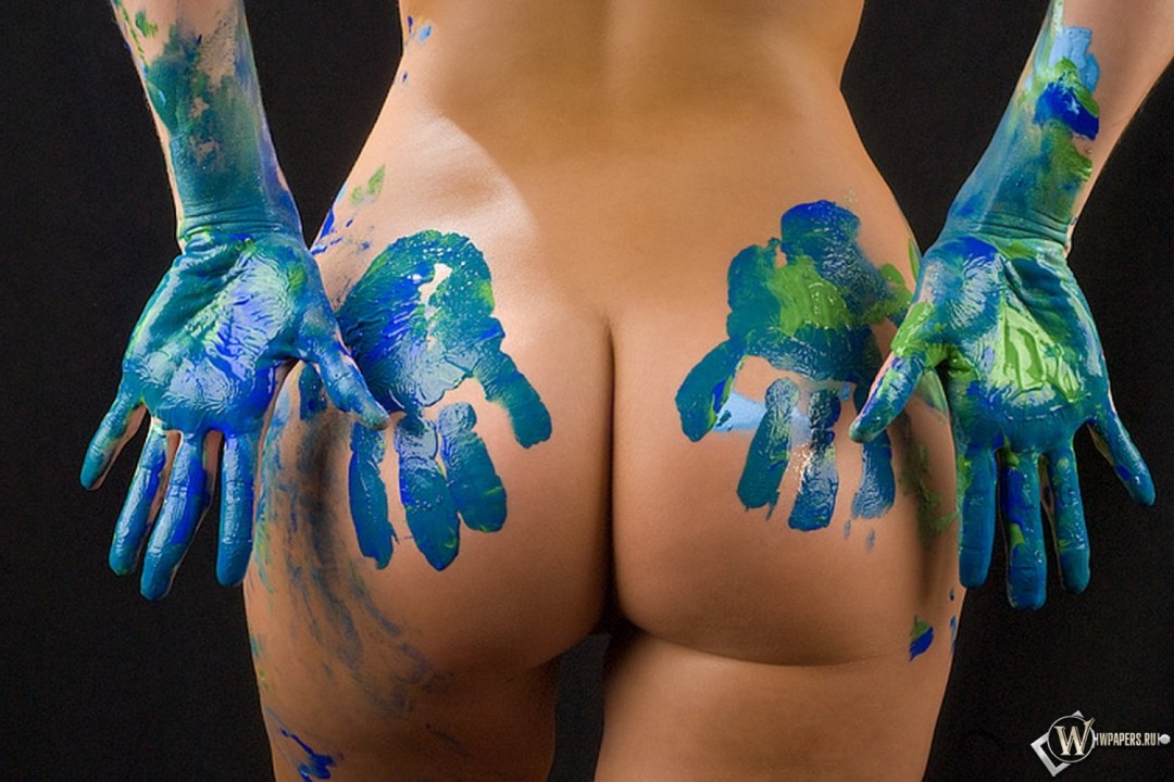 Разукрашенные голые женщины