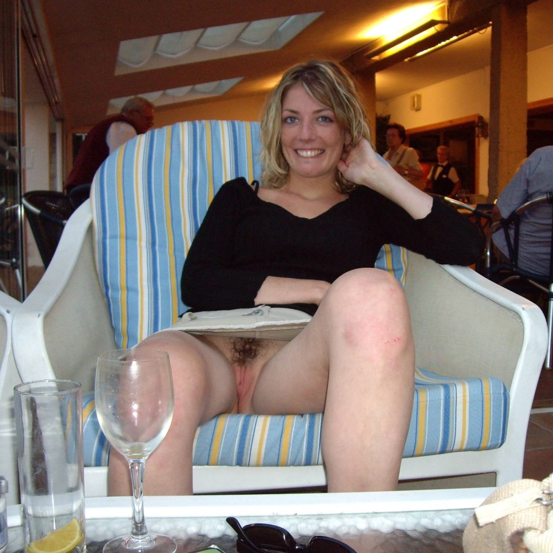 Зрелые под юбкой волосатые публичное