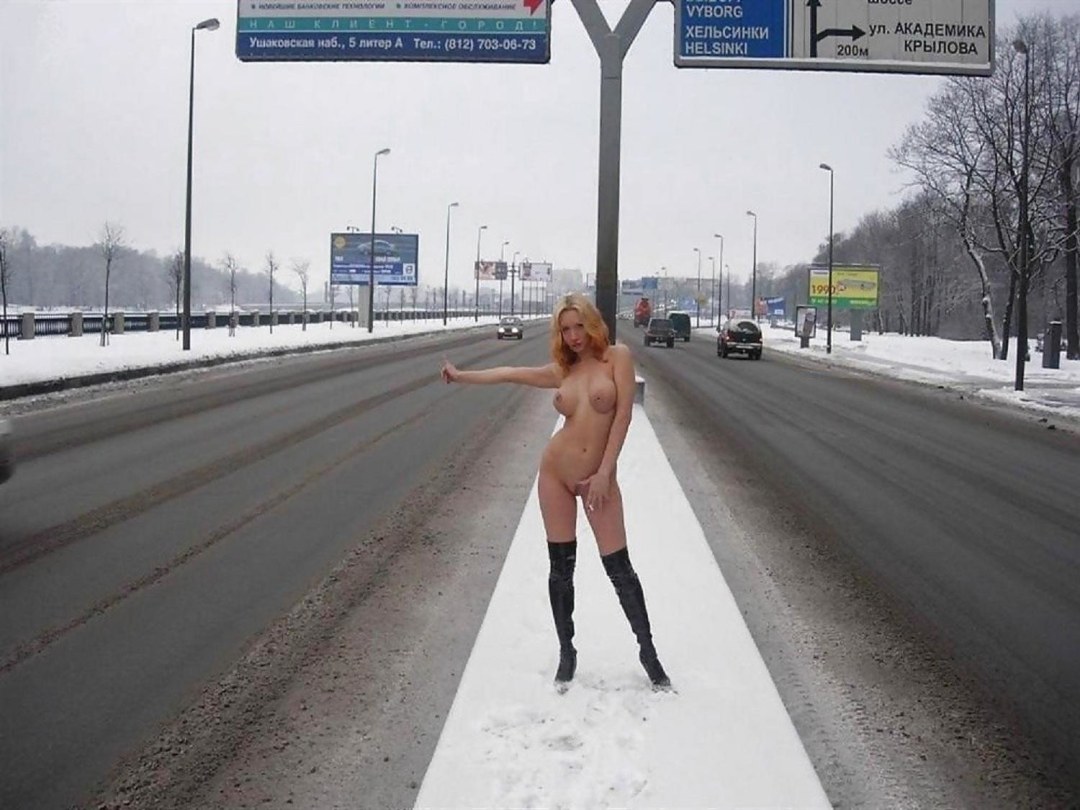 Голые женщины на трассе