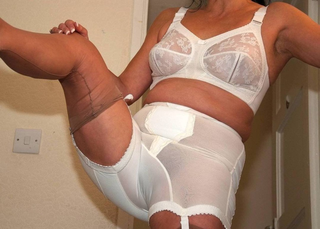 Зрелые в панталонах и чулках