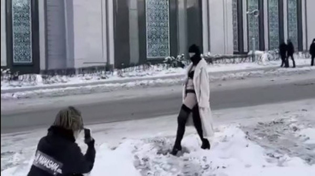 Девушка на фоне мечети