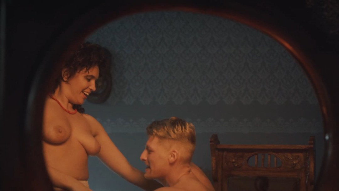 Джессика МАКНЭМИ постельные сцены