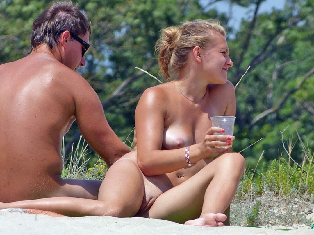 Голые девки ебутся на пляже