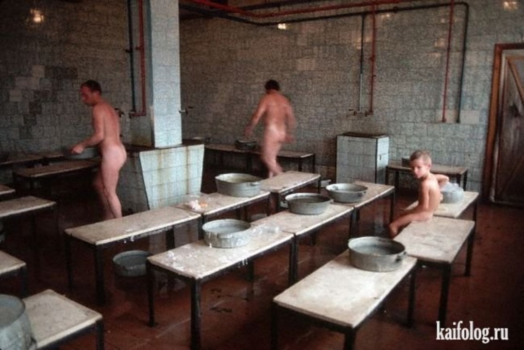 Голые женщины моются в бане