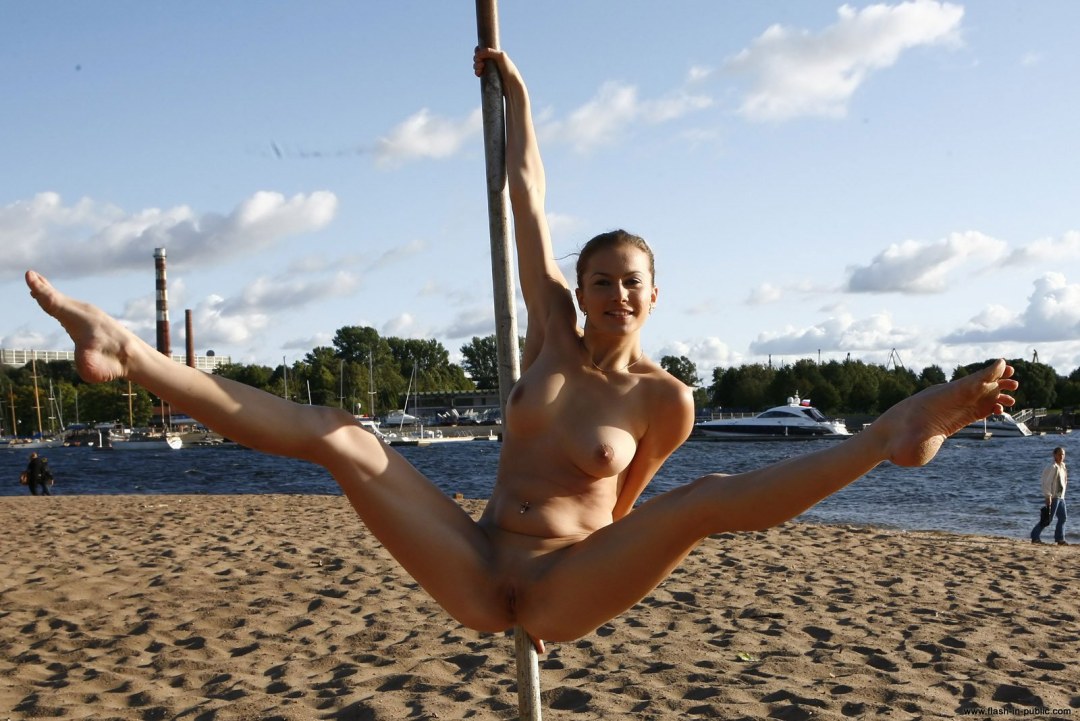 Голая гимнастка на публике