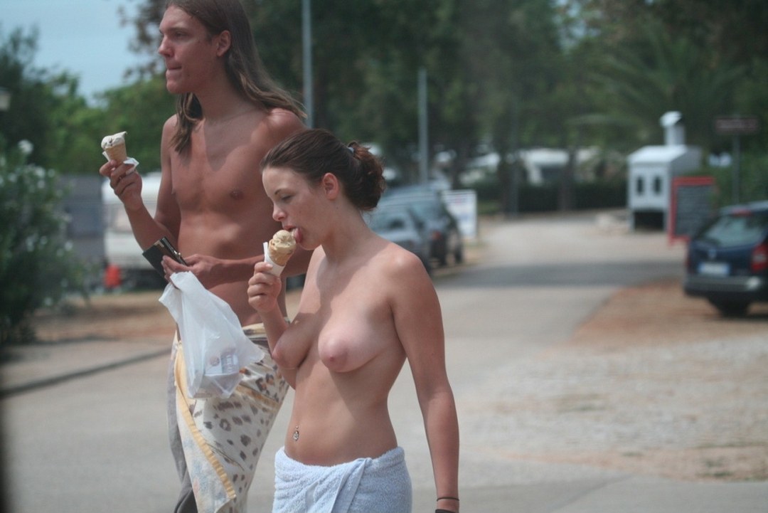 Голые женщины в публичных местах