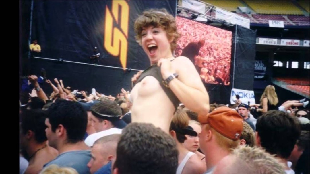 Обнажают грудь на фестивале