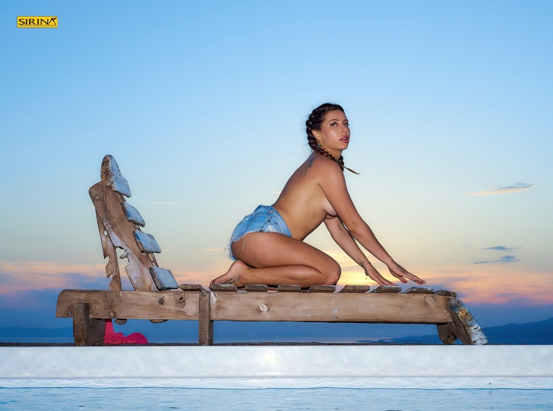 Девушка вечером в комнате