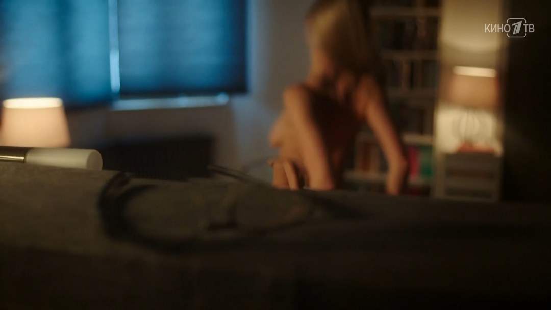 Голая девчонка на кушетке старое фото