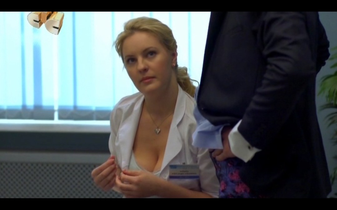 Эмили Бетт Рикардс голая