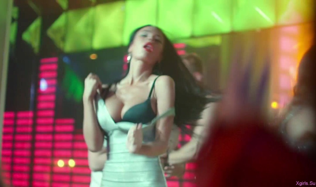 Melisa Mendiny раскинула ноги