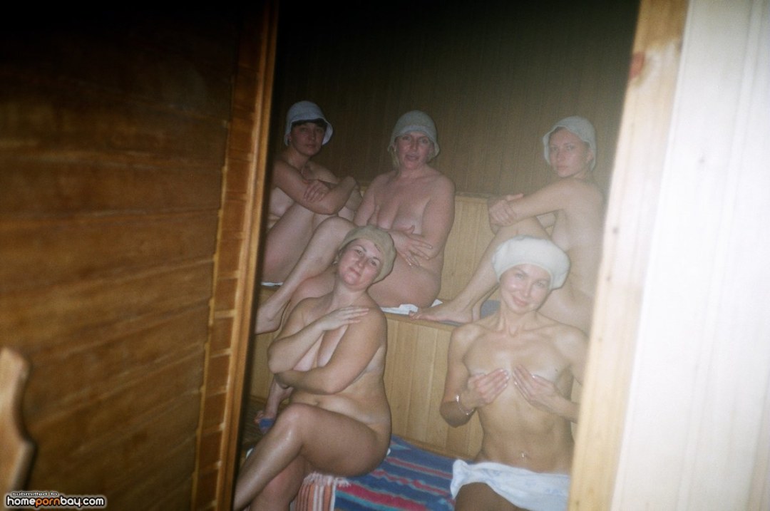 Голые женщины в женской душевой