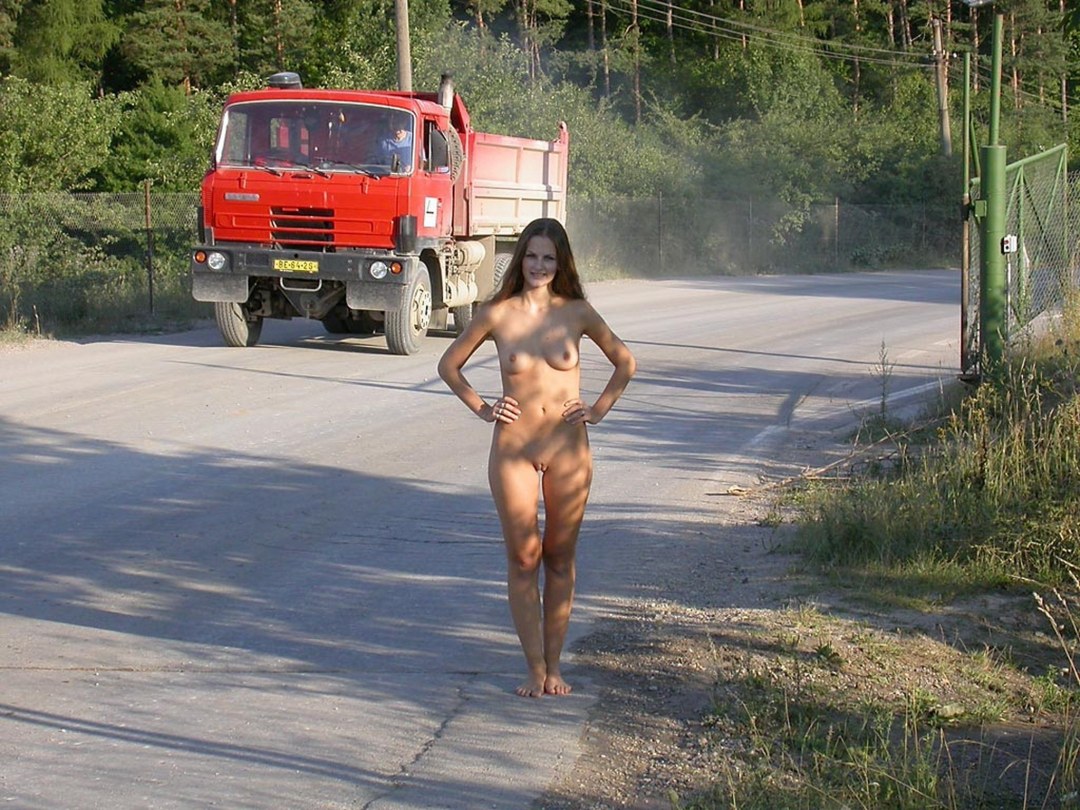 Раздевается на железной дороге