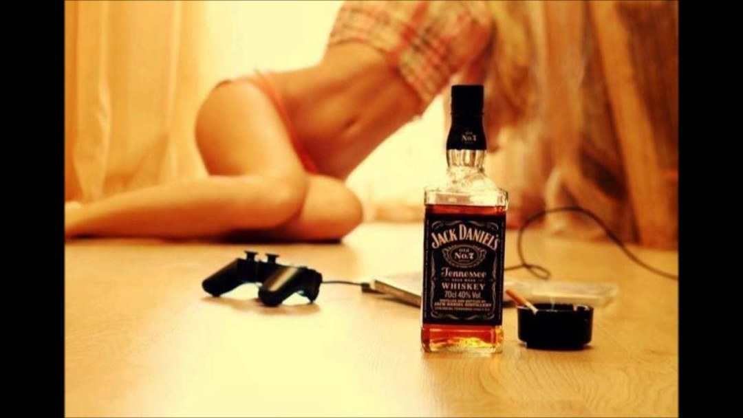 Голая женщина с бокалом вина