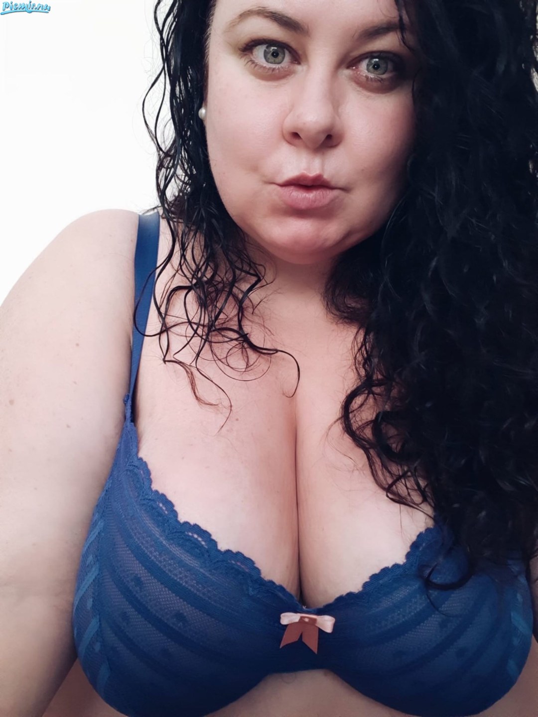 Пышные на пляже Любительское