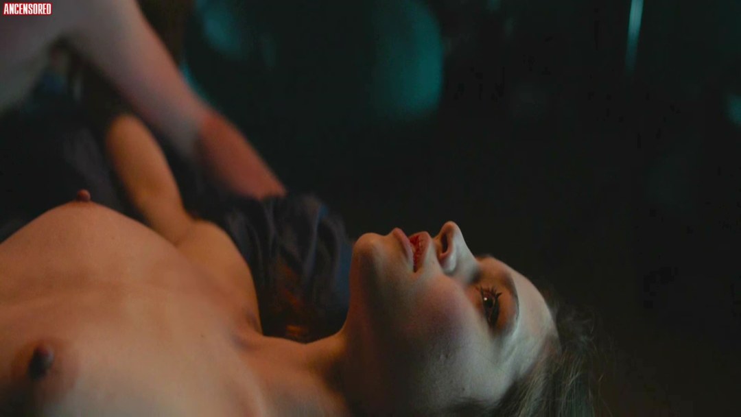 India Eisley темное зеркало голая