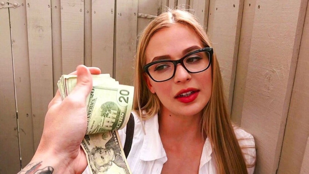 Девушка в очках с деньгами