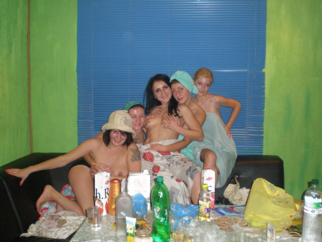 Голые пьяные бабы в сауне