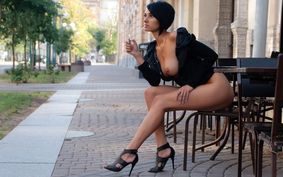 Девушки раздеваются на улице