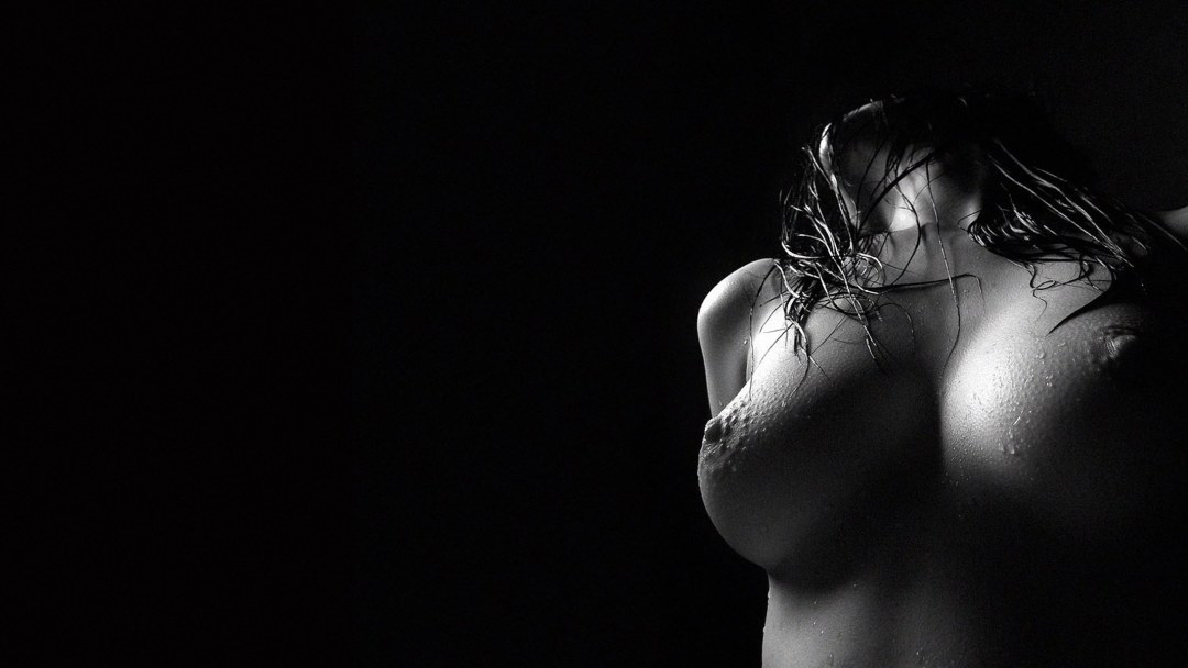 Голые сиськи на черном фоне