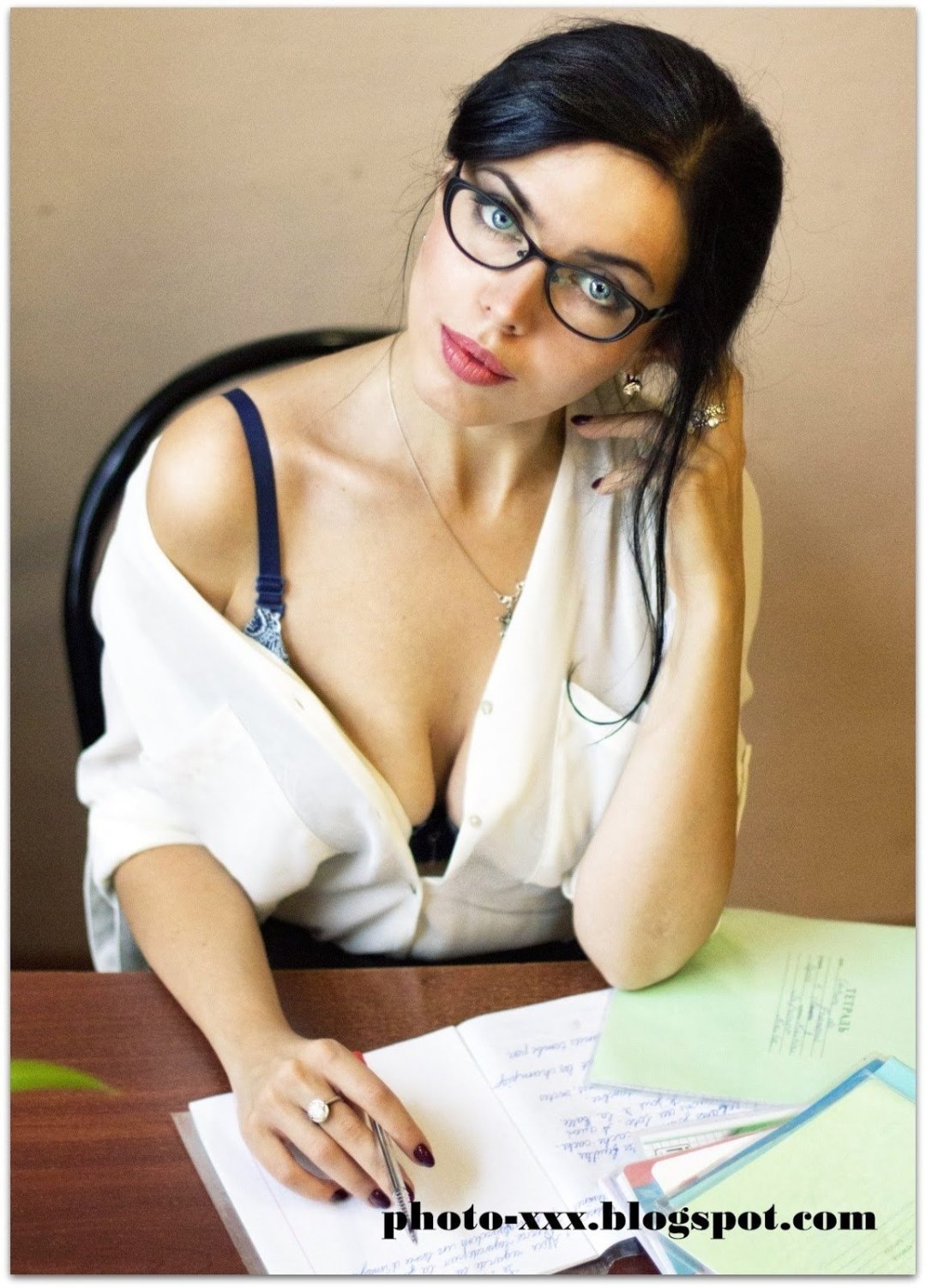 Девушка на парте