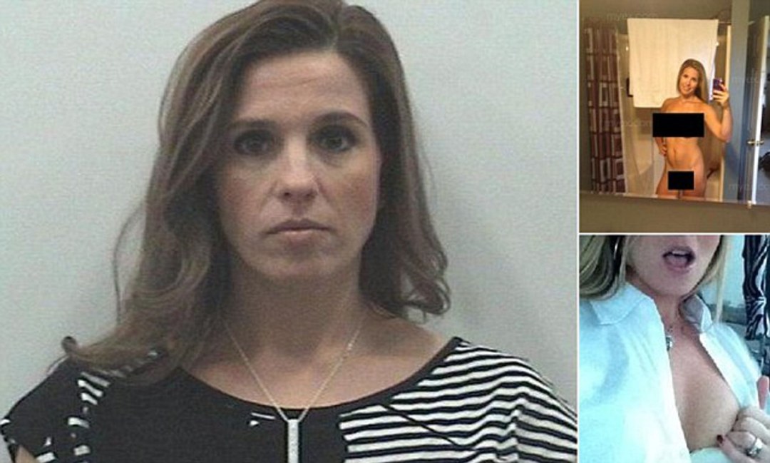 Девушка разделась в классе в школе