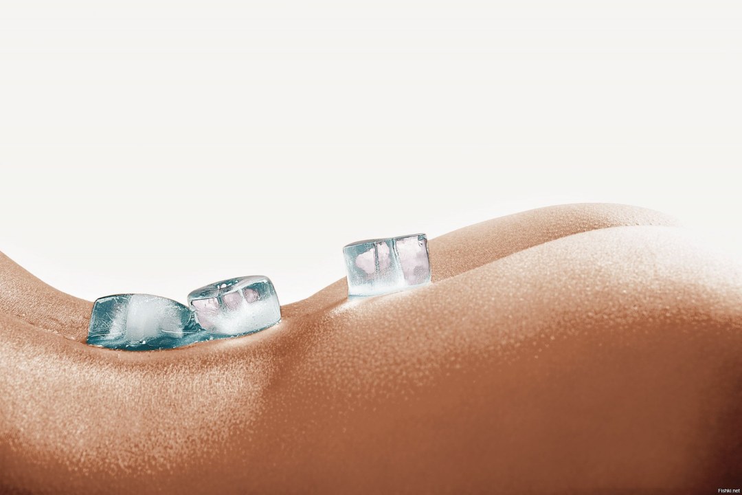 Кубик льда на теле