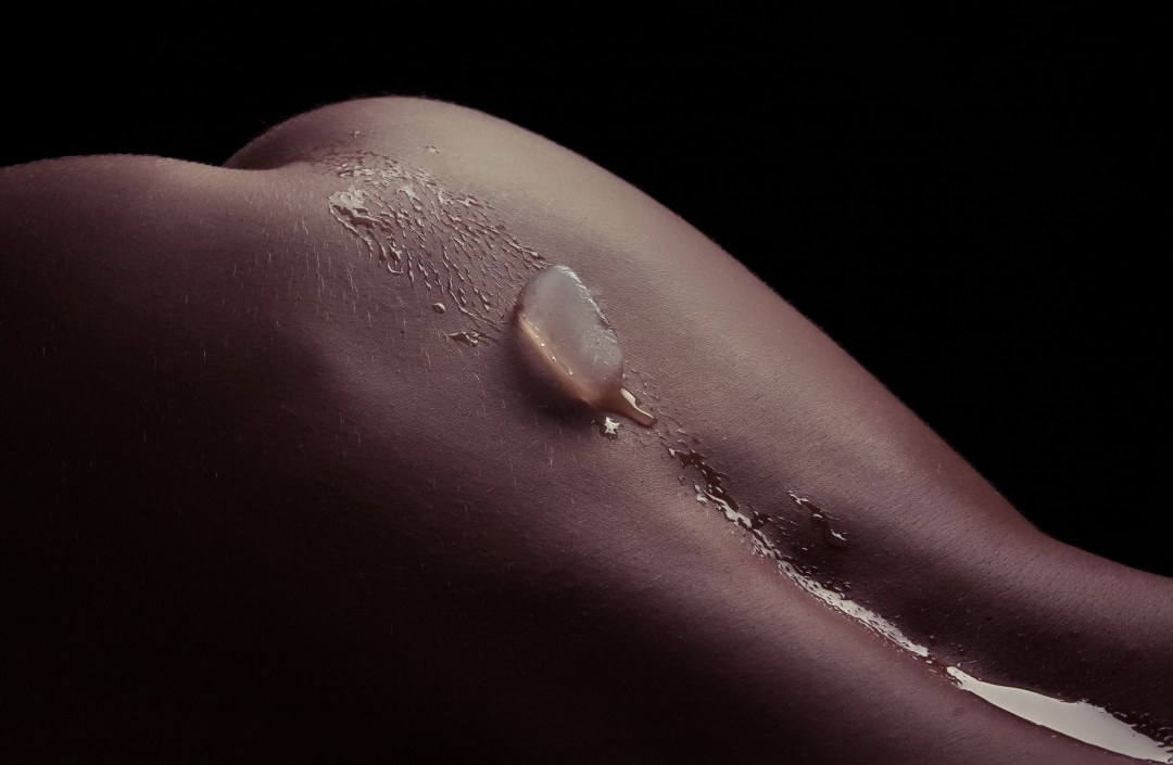 Кубик льда на теле девушки