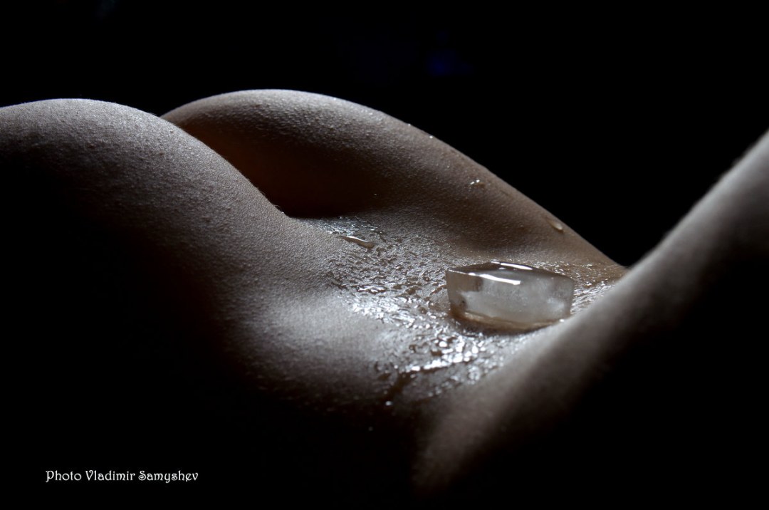 Эротический фотосет со льдом