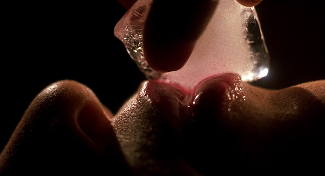 Порногифка с кубиком льда