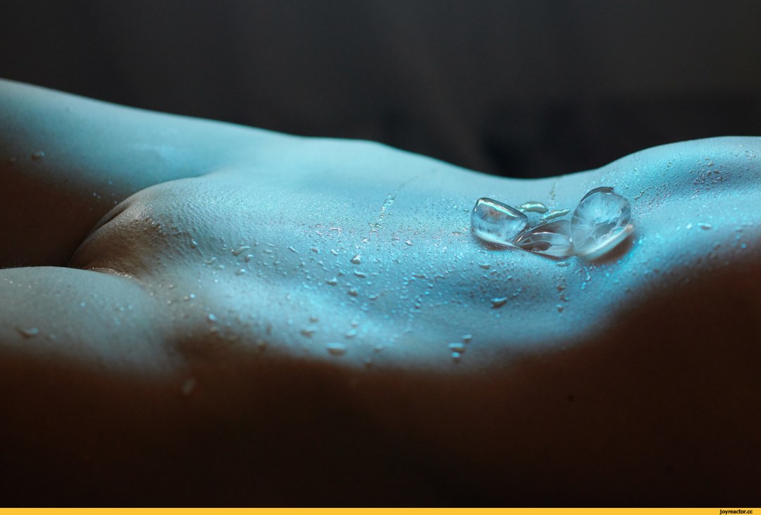 Кубик льда на теле девушки