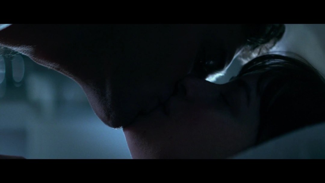 Страстный поцелуй 50 оттенков